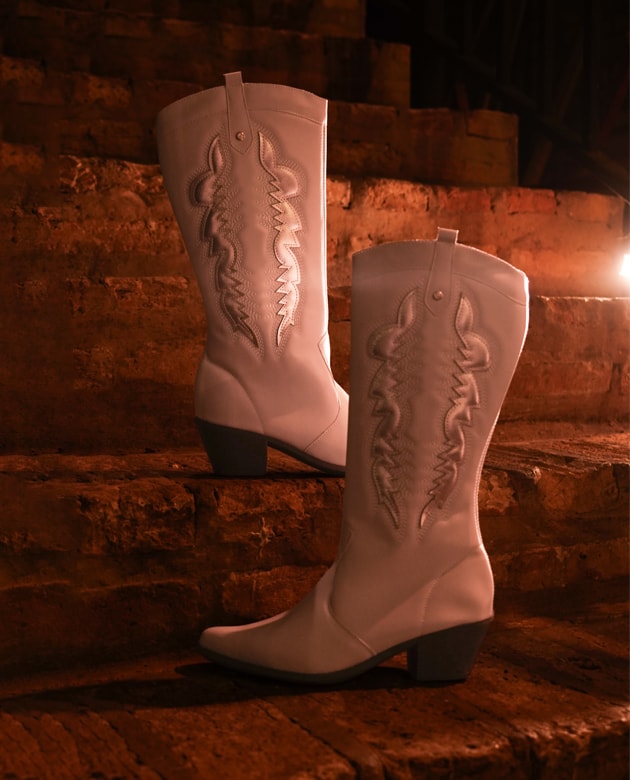 Bota western feminina na cor preta, sugestão de presente para o Dia dos Namorados Domidona.