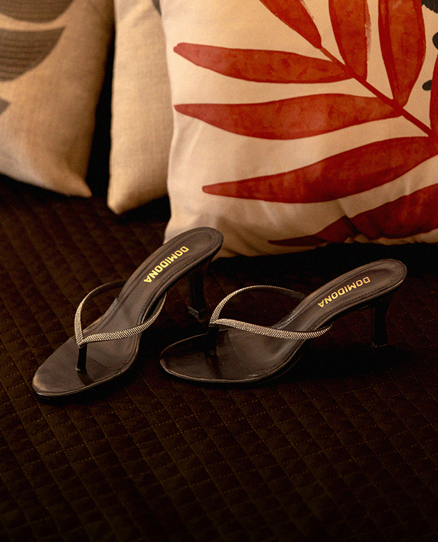 Sandália feminina preta minimalista com tira fina brilhante e salto alto Domidona