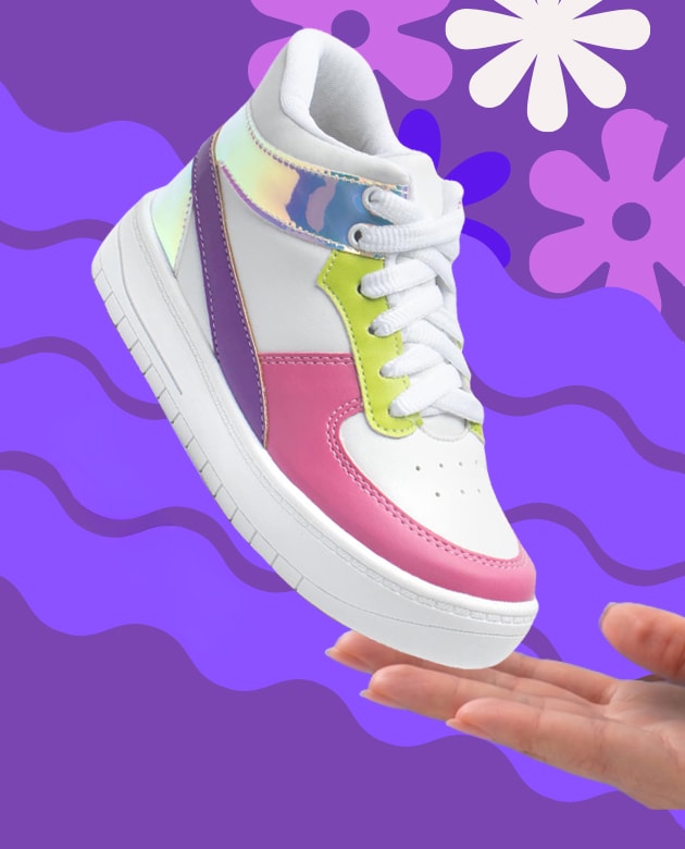 Tênis infantil feminino de cano alto predominantemente branco com cadarços brancos e sola alta. Apresenta recortes laterais nas cores rosa, verde limão, roxo e um detalhe holográfico brilhante no tornozelo.