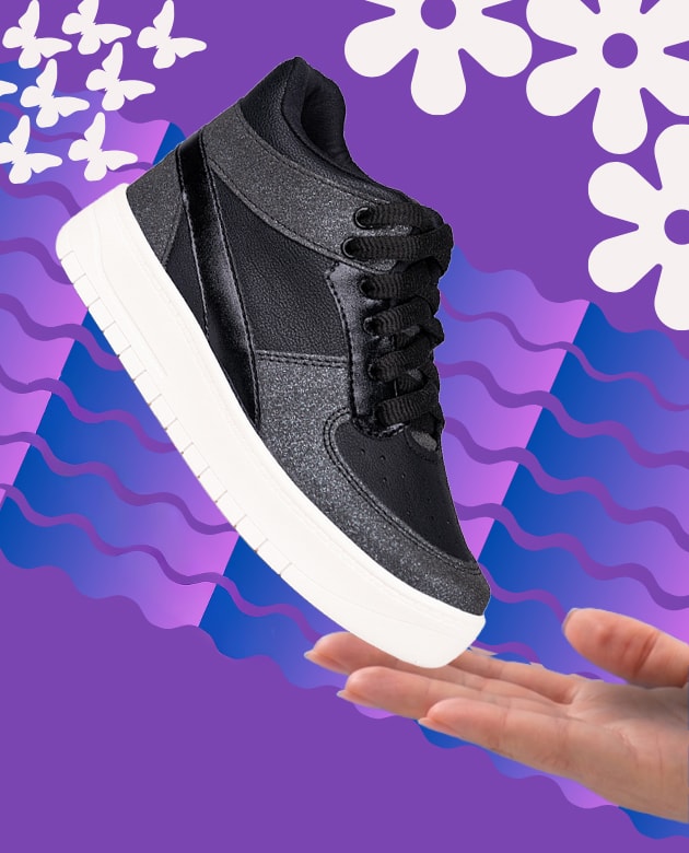 Tênis infantil feminino de cano alto na cor preta com solado branco grosso. O calçado possui recortes em material com glitter preto e cadarços escuros.