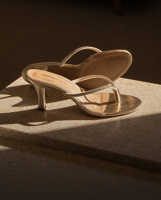 Sandália feminina salto fino transparente com tiras brilhantes e solado nude Domidona