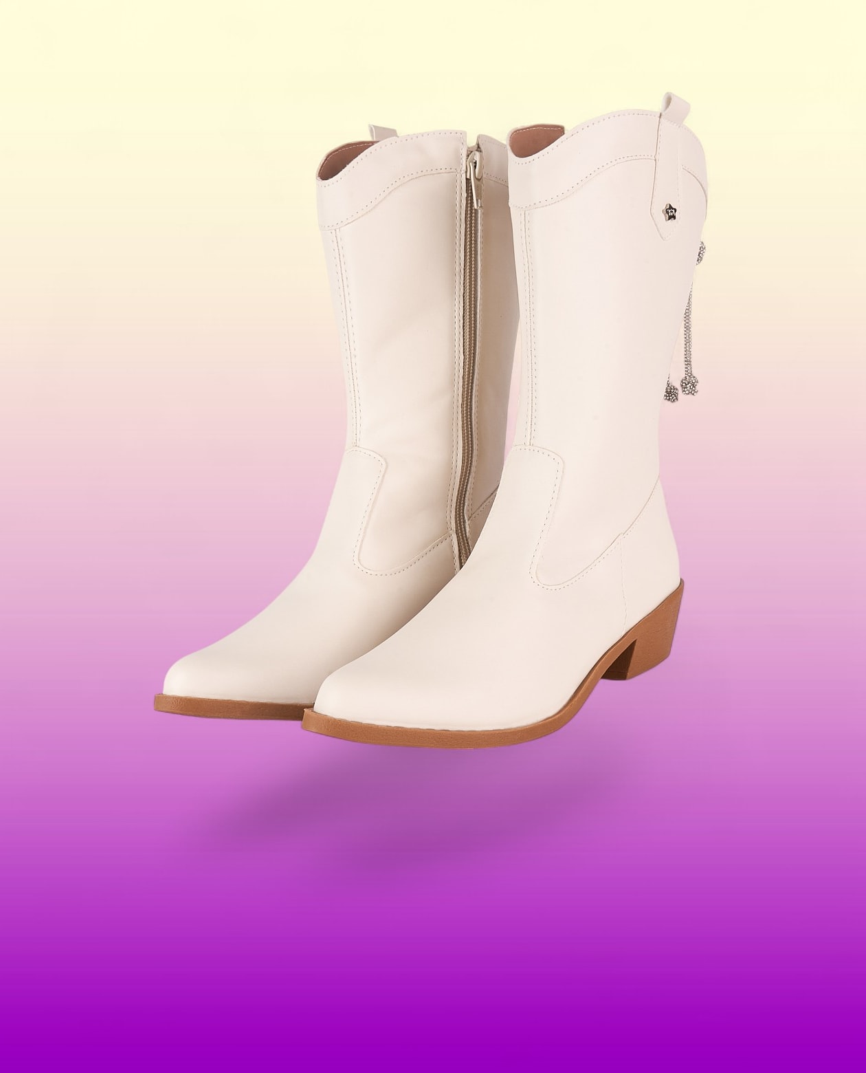 Bota texana off white com cordão de strass Menina Fashion – destaque de estilo para as férias de inverno