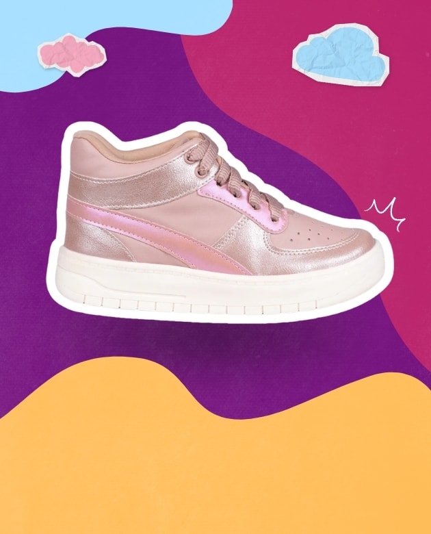 Banner com tênis cano alto infantil feminino na cor rosa metalizado com cadarço e solado branco Menina Fashion. Imagem com fundo colorido abstrato