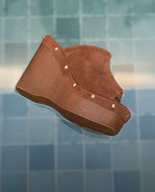 Sandália feminina anabela marrom em camurça com solado amadeirado e tachas douradas Domidona