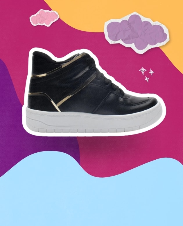 Banner com tênis cano alto infantil feminino na cor preta com detalhes em linhas douradas metalizadas e solado branco Menina Fashion. Fundo colorido com nuvens