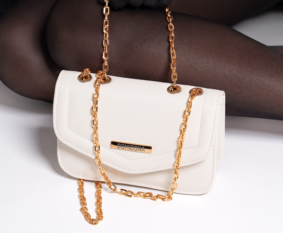 Bolsa feminina Domidona branca com corrente dourada em destaque