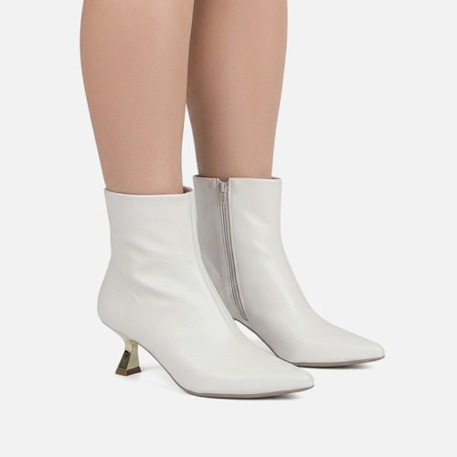 Bota Cano Curto Salto Fino Baixo Kitten Heel Metalizado Bico Fino Off White