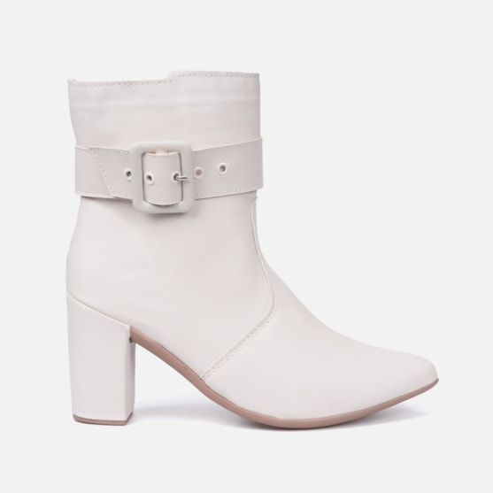 Bota Feminina Bico Fino Salto Bloco Cano Curto Com Fivela Off White
