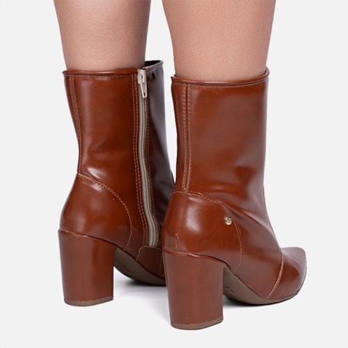Bota Social Feminina Caramelo Cano Curto Salto Alto Bloco Bico Fino