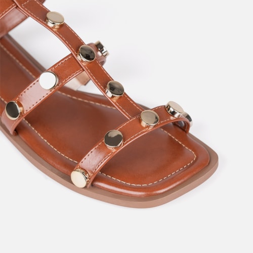 Rasteira Gladiadora Caramelo Tiras Finas Com Tachas Metalizado Dourado