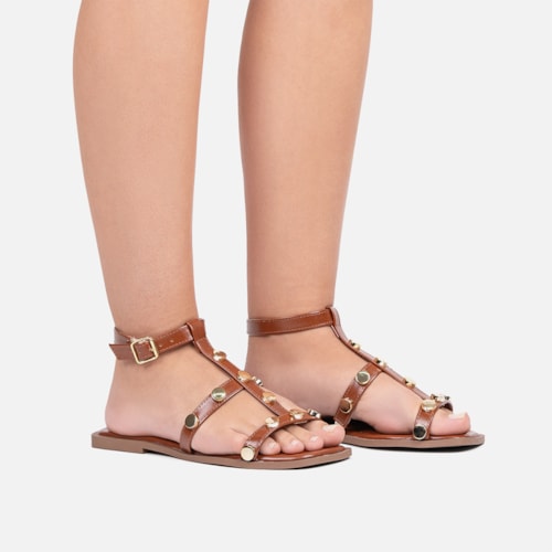 Rasteira Gladiadora Caramelo Tiras Finas Com Tachas Metalizado Dourado