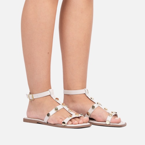 Rasteira Gladiadora Off White Tiras Finas Com Tachas Metalizado Dourado