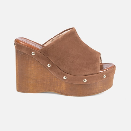 Sandália Feminina Caramelo Anabela Com Tachas Salto Plataforma Madeira