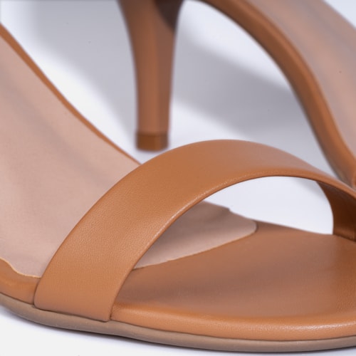 Sandália Feminina Elegante Tira Única e Fechamento no Tornozelo Caramelo