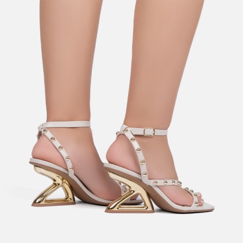 Sandália Feminina Off White Salto Alto Grosso Cromado Tiras Com Tachas