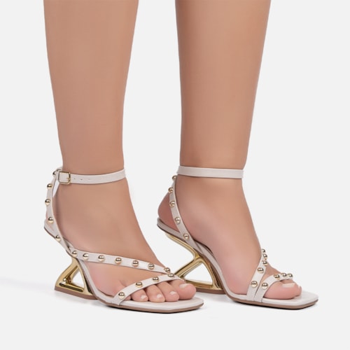 Sandália Feminina Off White Salto Alto Grosso Cromado Tiras Com Tachas