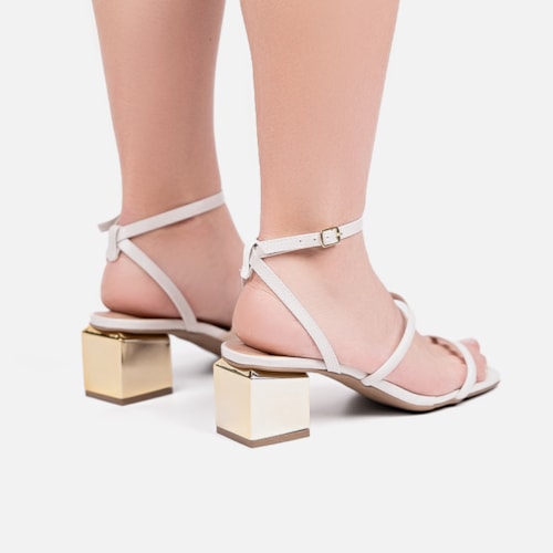 Sandália Feminina Off White Salto Bloco Dourado Metalizado Bico Quadrado Tira Com Fivela