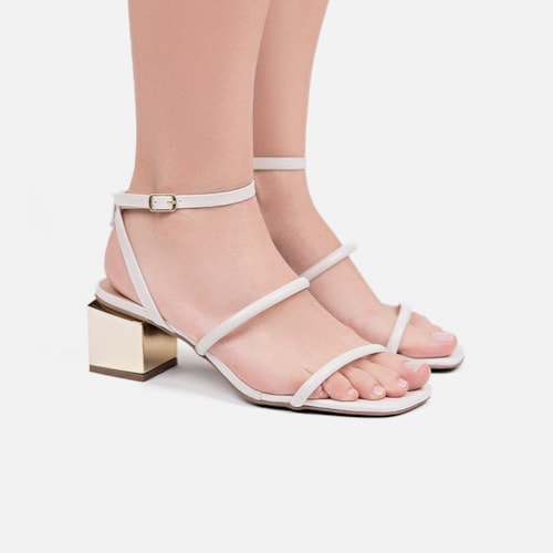 Sandália Feminina Off White Salto Bloco Dourado Metalizado Bico Quadrado Tira Com Fivela