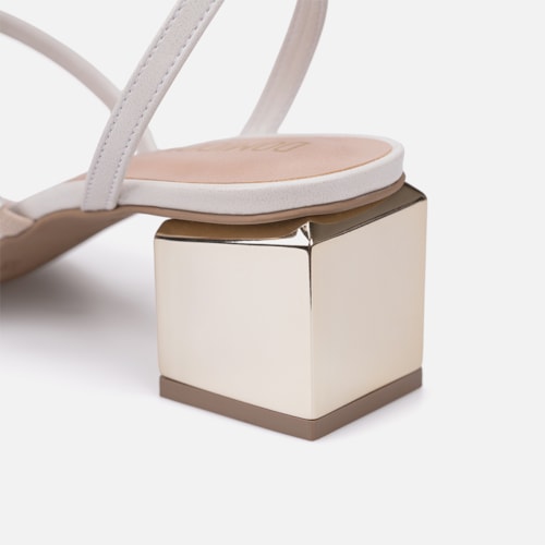 Sandália Feminina Off White Salto Bloco Dourado Metalizado Bico Quadrado Tira Com Fivela