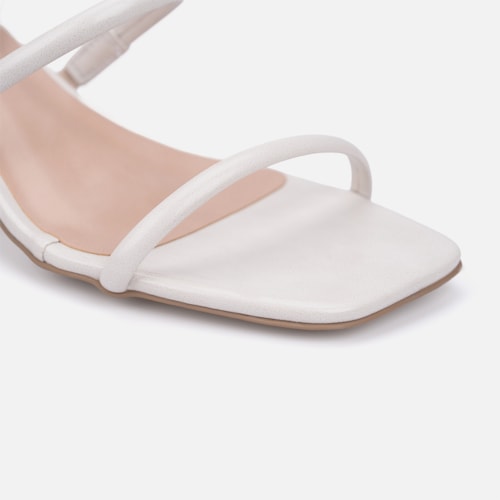Sandália Feminina Off White Salto Bloco Dourado Metalizado Bico Quadrado Tira Com Fivela