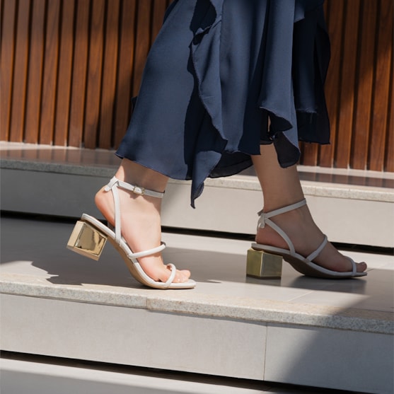 Segunda imagem do produto Sandália Feminina Off White Salto Bloco Dourado Metalizado Bico Quadrado Tira Com Fivela