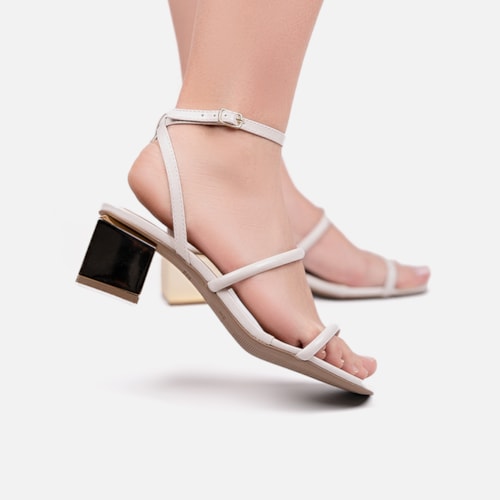 Sandália Feminina Off White Salto Bloco Dourado Metalizado Bico Quadrado Tira Com Fivela