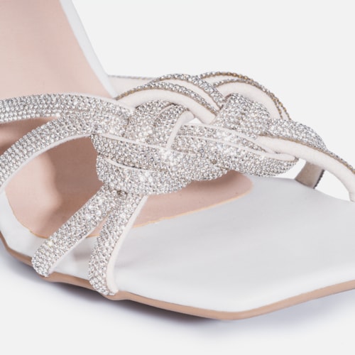 Sandália Feminina Salto Fino Bico Quadrado Tira Em Strass Com Laço Off White