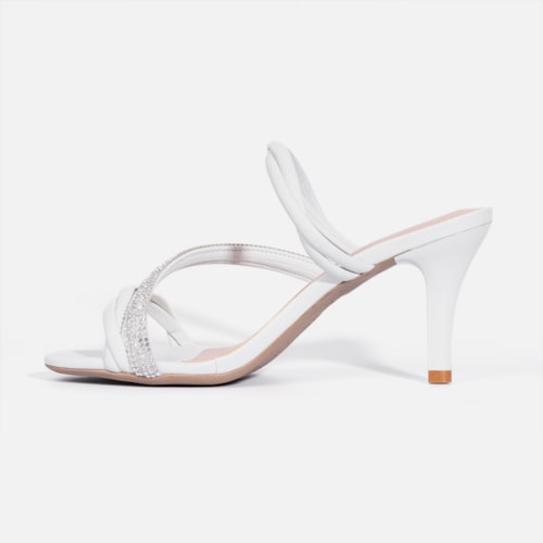 Sandália Feminina Tiras Triplas Cruzadas Com Strass e Salto Alto Fino Off White