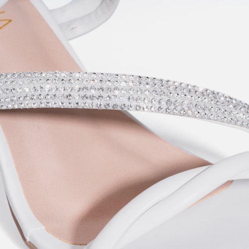 Sandália Feminina Tiras Triplas Cruzadas Com Strass e Salto Alto Fino Off White