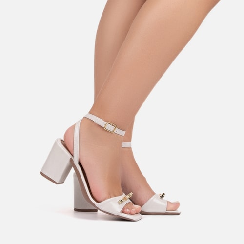 Sandália Off White Salto Alto Bloco Bico Quadrado Com Laço ABS Metalizado