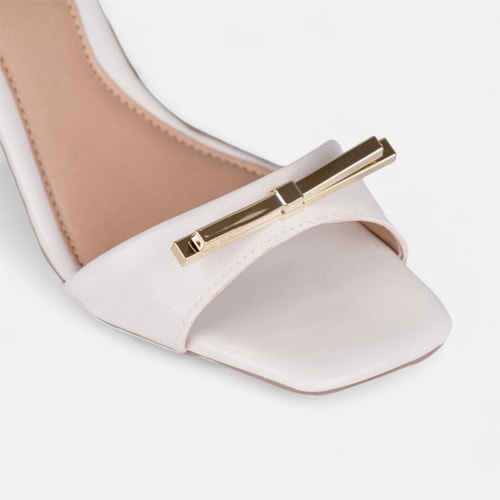 Sandália Off White Salto Alto Bloco Bico Quadrado Com Laço ABS Metalizado