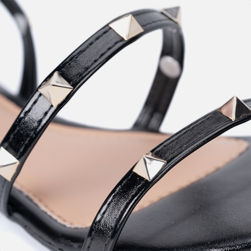 Sandália Rasteira Feminina Preta Tiras Com Spikes E Fivela