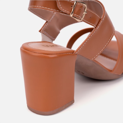 Sandália Salto Médio Grosso Tiras Cruzadas Feminina Domidona Caramelo