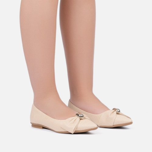 Sapatilha Feminina Bege Bico Fino Laço Com Aplique Oval Metalizado
