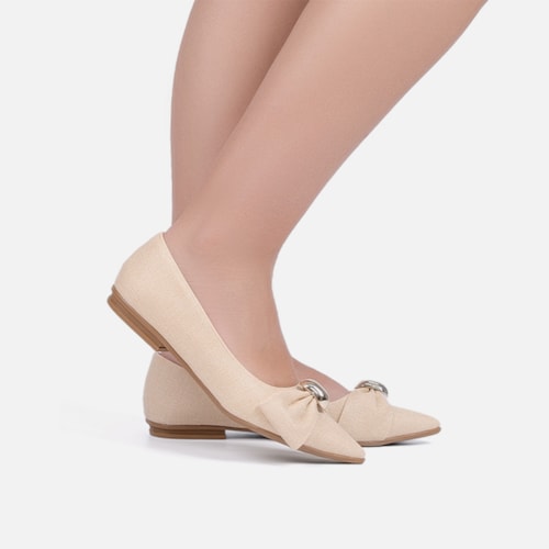 Sapatilha Feminina Bege Bico Fino Laço Com Aplique Oval Metalizado