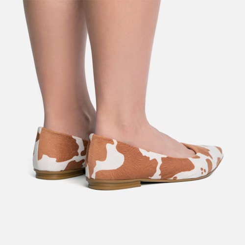 Sapatilha Feminina Camurça Animal Print Vaca Caramelo Bico Fino