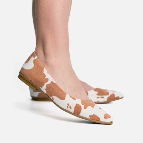 Sapatilha Feminina Camurça Animal Print Vaca Caramelo Bico Fino