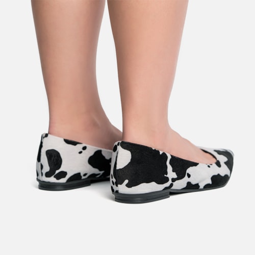 Sapatilha Feminina Camurça Animal Print Vaca Preta Bico Fino