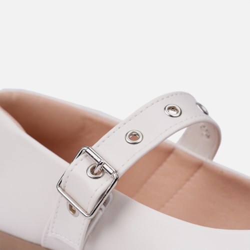 Sapatilha Feminina Off White Tira Ajustável E Fivela Cromada