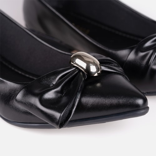 Sapatilha Feminina Preta Bico Fino Laço Com Aplique Oval Metalizado