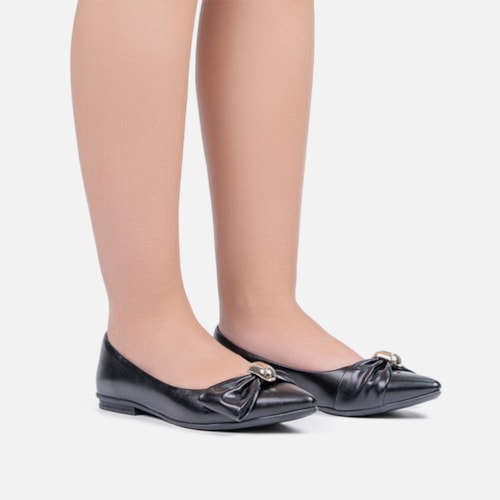 Sapatilha Feminina Preta Bico Fino Laço Com Aplique Oval Metalizado
