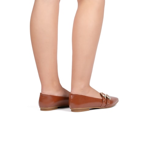 Sapatilha Verniz Caramelo Bico Fino Tiras Duplas Fivela Oval Estilo Boho