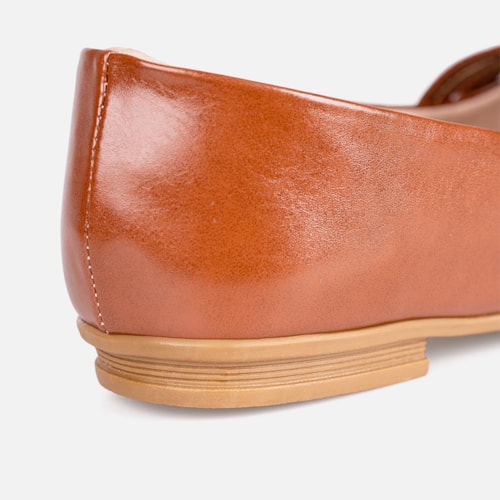 Sapatilha Verniz Caramelo Bico Fino Tiras Duplas Fivela Oval Estilo Boho