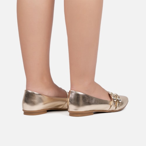 Sapatilha Verniz Dourada Bico Fino Tiras Duplas Fivela Oval Estilo Boho