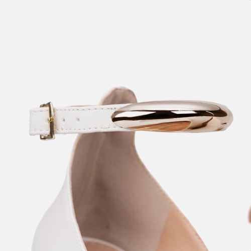 Scarpin Feminino Off White Bico Fino Enfeite Metalizado