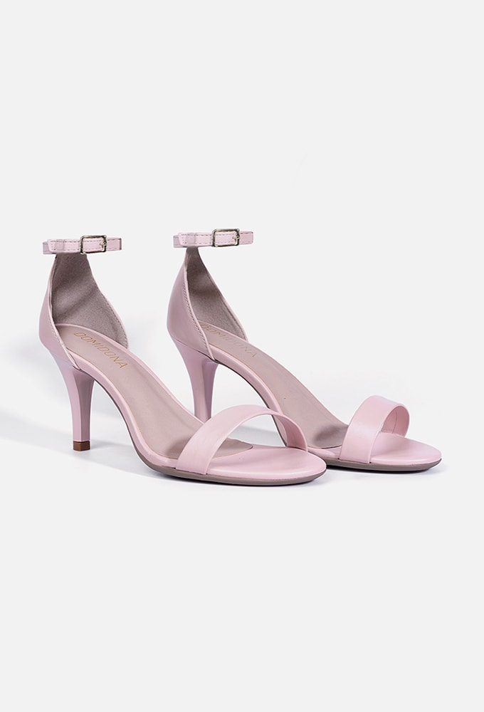 Mulher caminhando com elegância usando Sandália Feminina Salto Alto Tira Única