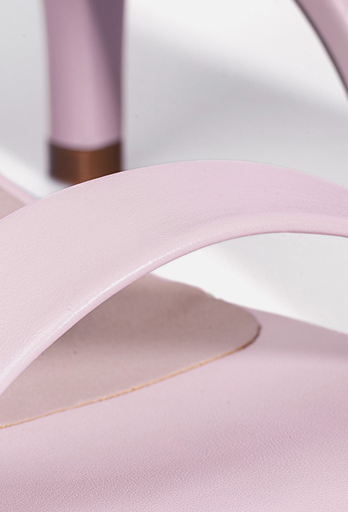 Detalhe do conforto da Sandália Feminina Tira Única Salto Fino