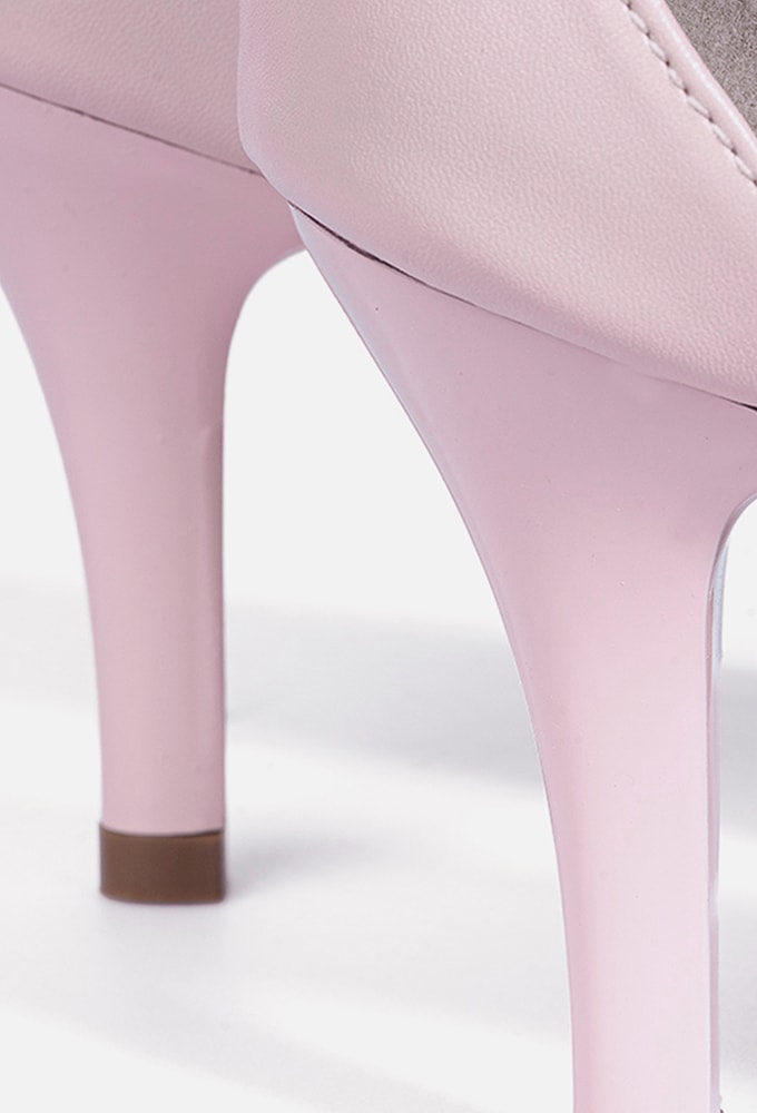 Modelo usando sandália tira única com vestido de festa