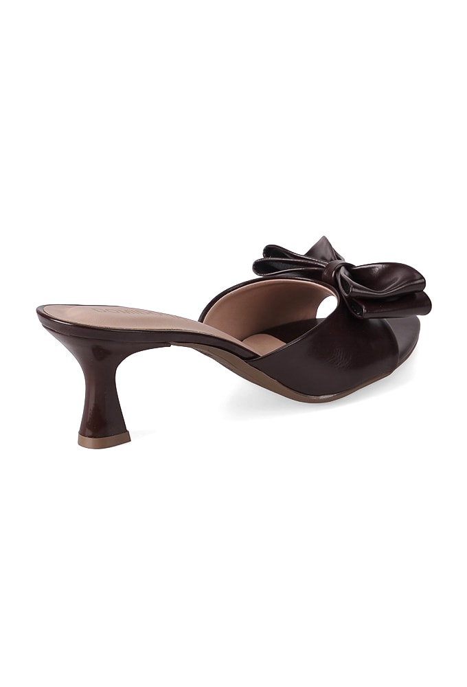 Mulher usando Tamanco Feminino Marrom com Laço em look elegante e contemporâneo