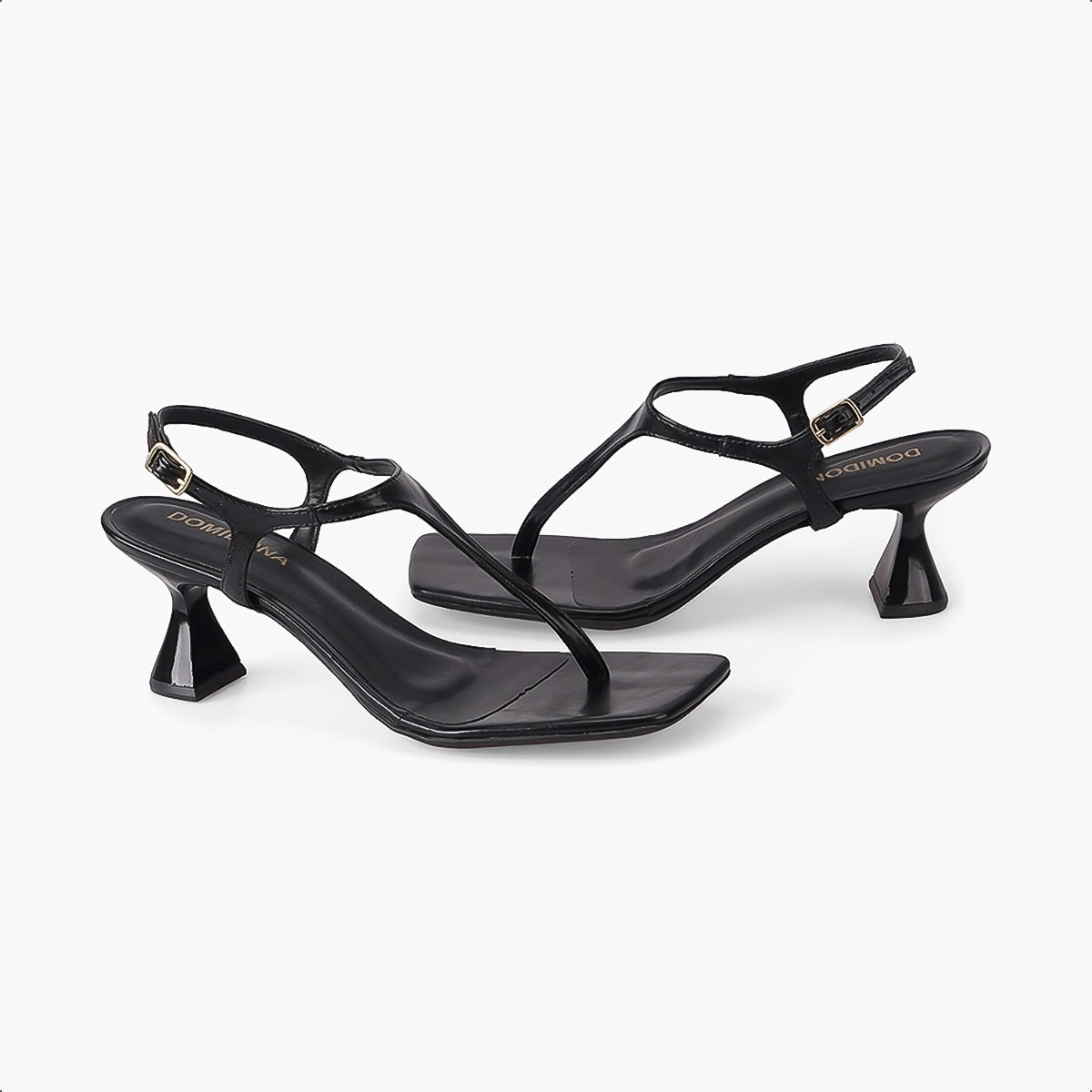 Mulher com <strong>look alfaiataria elegante</strong> usando a <strong>Sandália Preta Domidona</strong>